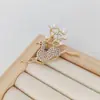 Broche de Mariposa para Mujer Sentido de Gama Alta Nicho Venta al por Mayor Pin de Perla Temperamento Fijo Metal Traje Joyería de Perlas