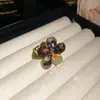 Anel Flor de Cristal Colorido com Laço Cravejado de Diamantes, Anel Ajustável com um Toque Único de Luxo, Anel para Dedo Indicador, Joia Versátil Simples e Fashion