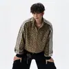 Jaqueta com Gola Alta Estampada de Leopardo com Três Listras Americanas para Homens e Mulheres Outono/Inverno Marca Tendência High Street Retro Casual Versátil Cardigan Outerwear