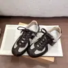 Tênis de treino alemães estilo retrô, com blocos de cor em paleta de cores Maillard, nova coleção outono 2026 feminina, tênis atléticos casuais e versáteis