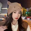 Gorro de Invierno para Maternidad 2025 Nuevo de Felpa con Protección para Orejas Tejido para Mujer Versión Coreana Lindo de Moda Versátil Adelgazante para la Cara Gorro Pequeño
