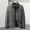 Fornecimento direto da fábrica de jaqueta de inverno masculina acolchoada com gola canelada, enchimento pesado de plumas de pato branco, casaco curto de inverno para negócios, atacado