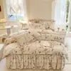 Juego de cuatro piezas de falda de cama acolchada con estampado floral fresco con encaje de doble capa, algodón agradable para la piel, adecuado para exportación transfronteriza, se puede enviar en nombre de los clientes