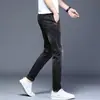 Jeans de alta gama azul claro para hombre, temporada primavera-verano, corte slim, nuevos 2026, versátiles, elásticos, casuales, pantalones largos