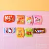 Bolsitas de Dulces y Snacks Miniatura Simuladas, Accesorios de Resina, Materiales de Decoración con Pegamento de Crema para Manualidades, Adornos Lindos de Caricaturas de Comida y Juguetes