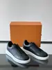 Zapatillas casuales de cuero para hombre con patrón de lichi, con un diseño de patchwork con patrón de cocodrilo y una suela gruesa, perfectas para el uso diario.