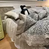Conjunto de Roupa de Cama Pequeno Floral de Quatro Peças Estilo Francês de Luxo com Renda Vintage, Acabamento em Renda Vazada, Lençol de Chiffon Amassado, Capa de Edredom e Saia de Cama