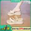 Sandalias con Tacón de Cuña Estilo Grulla Blanca Pisando Excremento para Mujer 2026 Verano Nuevo Estilo Exterior Suela Gruesa con Bloqueo de Color Muy Bonitas