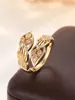 Anillo de Luz de Zirconia Incrustada en Oro Real Chapado en Cobre Transfronterizo Europeo y Americano Lujo Ligero Sensación de Alta Gama Anillo para el Dedo Joyería de Mano Versátil Fabricante Venta al por Mayor en Stock