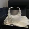 Bolso de Axila Artístico de Media Luna de Moda Estilo Coreano Colgante de Corazón de Perla y Lazo de Moño Portátil Correa de Hombro Ajustable Bolso de Hombro Único para Mujer