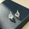 Elegantes aretes de cristal en forma de corazón, transparentes como el hielo, en dos tonos morado claro y transparente, aretes de botón de diseño de nicho simples y elegantes para mujer