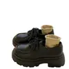 Sapatos femininos de couro com sola grossa estilo britânico, novos sapatos casuais versáteis de outono 2026, sapatos JK de plataforma para mulheres