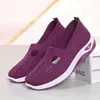Sapatos de Verão para Mãe Confortáveis Respiráveis Solado Macio Calçados Casuais para Mulheres de Meia-Idade e Idosos Fundo Plano Superfície de Malha Oca Sapatos de Tecido Old Beijing para Mulheres