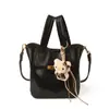 Bolso Cubo para Mujer, Estilo Coreano, Otoño e Invierno, Elegante y Casual, Bolso de Hombro de Gran Capacidad, Bolso de Axila de Gama Alta de Nicho 2025