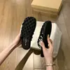 Pantuflas de red huecas de fondo plano, nuevo estilo popular de verano 2026, de moda y versátiles, zapatos sin cordones de punta abierta para mujer