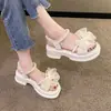 Novo produto exclusivo: sandálias femininas de verão para exterior, novo estilo fada 2026, adequadas para combinar com saias, sandálias de praia com sola grossa