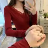 Estilo Leve e Maduro Outono e Inverno Look Emagrecedor Camiseta Básica Gola V para Mulheres com Renda Preta Sexy Costurada Top de Manga Longa