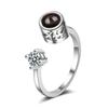 Anillo de estilo coreano con diamantes incrustados y proyección abierta, anillo de unión con el mismo estilo de TikTok en 100 idiomas.