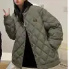 Nueva chaqueta acolchada de moda estilo americano con estampado de diamantes, corte holgado para hombre, adecuada para parejas, cálida e ideal para estudiantes.; diseño de cuello de béisbol