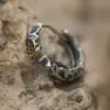 24 Años Nuevo "Piedra de los Deseos" Aretes para Hombre con Diseño Repetido Aretes de Plata Aretes de Hebilla Lujo Accesible Aretes de Alta Gama para Hombre