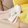 Liquidación de Marca Zapatos Casuales con Bordado de Mariposa Zapatos para Caminar para Mujer Estilo Nuevo 2026 Antideslizantes Cómodos a Prueba de Olores Zapatos de Uso Diario para Commuting para Mujer