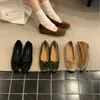 Otoño 2026 Nuevo Estilo Coreano Simple Elegante Punta Cuadrada Tacón de Cuña de Terciopelo con Moño Poco Profundo Zapatos Mary Jane para Todas las Estaciones