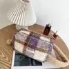 Bolsa de mão de pelúcia xadrez com atmosfera de outono e inverno, bolsa de armazenamento portátil, bolsa organizadora portátil de grande capacidade para cuidados com a pele e maquiagem
