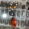 Venta al por mayor de fábrica pieza de mano de sándalo rojo de hoja pequeña tallado en madera dios de la riqueza valiente colgante colgantes artesanías puesto callejero explosiones