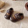 Zapatos Pequeños de Cuero para Niñas con Estampado de Leopardo Retro y Doble Hebilla 2026 Nuevo Estilo Otoño Suela Plana Suela Suave Cómodos Versátiles Modernos Zapatos de Vestir