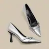 Grulla de Almohada Blanca Diseño Negro Francés Tacones Altos Mujer 2026 Nuevo Impresionante Temperamento Stiletto Punta Aguda Cómodos Bajos