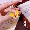 Collar Colgante Mariposa Dorada Chapado en Oro de Latón de Alta Retención de Color para Mujer, Lujo Ligero, Moda de Gama Alta, Incrustado con Colgante de Rubí