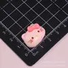 Lindas cabezas de gato rosas, accesorios de resina de gato manzana, pegamento de crema DIY para zuecos, materiales para joyería, al por mayor en stock