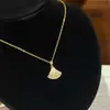 Nova minissaia de luxo leve japonesa e coreana com diamantes, colar de aço titânio para mulheres, moderno e requintado, cravejado com zircônia, corrente para clavícula em formato de leque