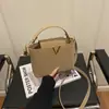 Bolso Pequeño Versátil de Moda 2026 Invierno Nueva Moda Forma de V Diseño Simple de Nicho Bolso de Hombro Cruzado