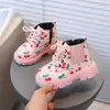 Botas de Cuero Estilo Británico para Bebé Niña 2026 Otoño e Invierno Nuevo Estilo Botas Martin para Niñas Botines Lindos con Estampado de Fresas Botas Individuales