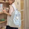 Mochila estudiantil a rayas verde claro de jazmín, estilo fresco y enérgico, ambiente de verano, mochila dulce para compras y sesión de fotos de chica