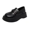 Novos mocassins, versáteis para a primavera, sapatos casuais pretos de couro estilo britânico, mocassins de sola grossa para mulheres, 2026, que aumentam a altura