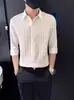 Camisa Casual de Manga Curta Transfronteiriça para Homens, Novo Estilo de Verão, Camisa de Manga Três Quartos com Sensação Fresca, Estilo Coreano Moderno, Camisa Bonita de Meia Manga