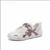 Tênis de treino feminino em malha respirável estilo alemão, novo modelo de verão 2026, tênis "dad shoes" com cadarço em blocos de cor, tênis esportivo casual leve de sola grossa.