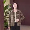 Camisa xadrez de manga comprida para mãe, leve, novo estilo primavera e outono 2026, para mulheres de 50 anos ou mais, roupas para mulheres de meia-idade e idosas, jaqueta camisa que rejuvenesce