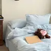Juego de ropa de cama de cuatro piezas de terciopelo de leche con patrón de gofres, que incluye una lujosa funda de edredón de color liso, forro polar de coral engrosado para mayor calidez y una sábana bajera.