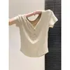 Camiseta Preta de Manga Curta com Decote V e Rebites para Mulheres, Primavera 2026, Corte Justo, Pode Ser Usada como Peça Externa ou como Camada Base