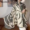 Venta al por mayor de fábrica Nuevo satén de brocado de Li 90*180 estampado Bufanda larga de playa Versión coreana de chal de seda
