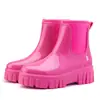 Botas de lluvia de moda transfronterizas Botas de lluvia resistentes al desgaste con suela gruesa para mujer Estilo coreano versátil Zapatos impermeables para mujer Zapatos de goma antideslizantes para cocina para mujer
