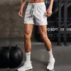 Pantalones cortos holgados de cinco puntos de secado rápido para hombre, novedad de verano de 2025, pantalones deportivos informales de playa de seda fina para hombre