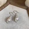 Pendientes de aro de encaje hueco con circonita de lujo ligero estilo francés con un diseño único, exquisitos y versátiles, pendientes elegantes