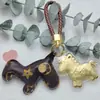 Llavero de Oro Puro con Diseño de "Riqueza Instantánea", Colgante para Teléfono, Regalo para Mejores Amigos, Clientes de Empresa y un Amuleto de la Suerte para el Año de Nacimiento