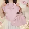 Conjunto de Verão para Meninas 2026 Novo Estiloso Roupa de Verão Infantil Top com Gola Polo Bordada de Manga Curta e Saia Curta Conjunto de Duas Peças
