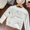Camiseta de Manga Longa para Meninas Primavera e Outono Novo Estilo Infantil Elegante Base de Bolinhas 100% Algodão Top de Bebê com Babados Roupa Infantil