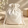 Bolsa de almacenamiento de joyería de franela, bolsa con cordón, empaque de regalo para anillos y collares, con logotipo estampado en caliente, personalización disponible
